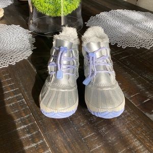 🦋 Like New! Girls Disney Sorel Snow Boots  Sz 1